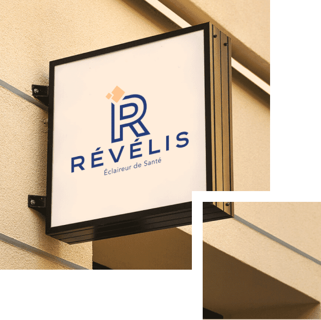 Une plaque au mur avec le logo du centres d imagerie medicale Revelis | Groupe Revelis