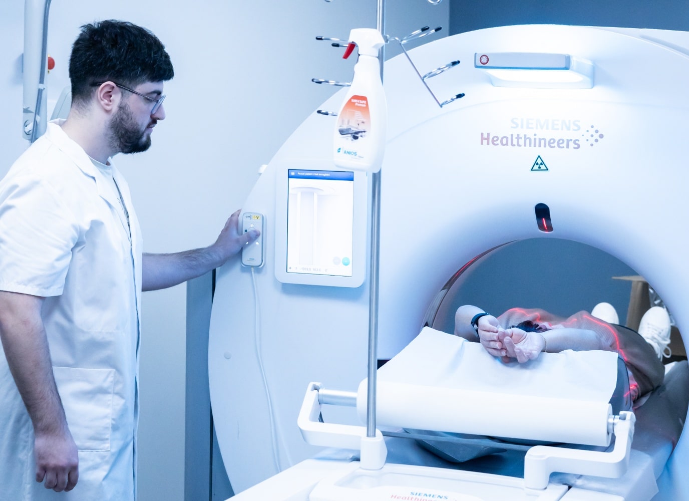 Patient passant le scanner - Scanner thoracique | Groupe Revelis