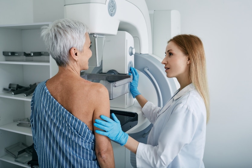 Une professionnelle passe une radiographie a une patiente Quelle est la meilleure imagerie pour le cancer du sein | Groupe Revelis